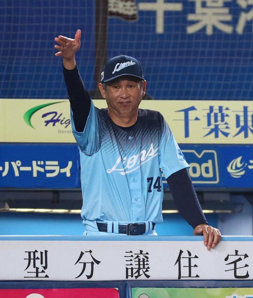 選手の交代を告げる西口監督（撮影・石井剣太郎）
