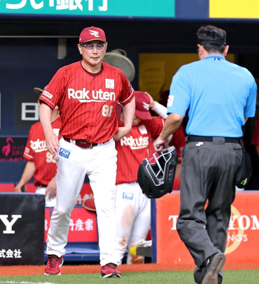 ８回が終わり、選手交代を告げにベンチを出る吉井監督（撮影・立川洋一郎）