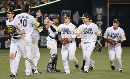 　日本ハムに勝利し、タッチするソフトバンクナイン。優勝へのマジックナンバー「３７」が点灯した