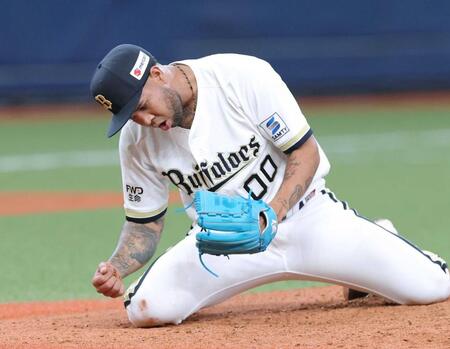 　７回、ピンチをしのぎ拳を握るエスピノーザ（撮影・立川洋一郎）