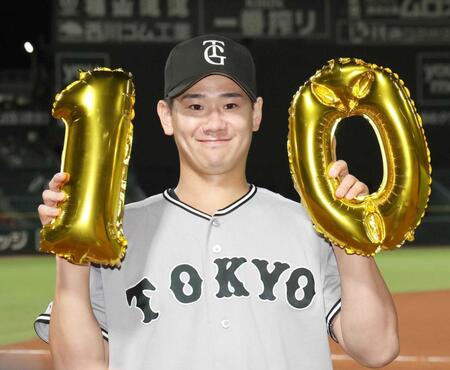 　１０勝目を挙げ、笑顔を見せる井上（撮影・北村雅宏）