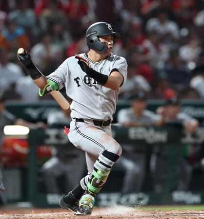 ５回、先制となる適時打を放つ知念（撮影・北村雅宏）
