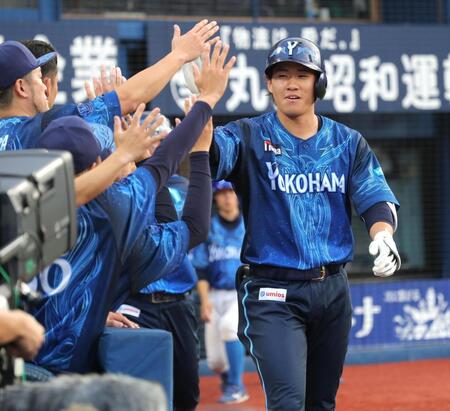 ２回、２ランを放ち、ナインとタッチを交わす宮下（撮影・西岡正）