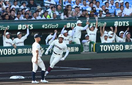 １回、先制ソロを放ち、一塁を回る東筑・平山護（撮影・高部洋祐）