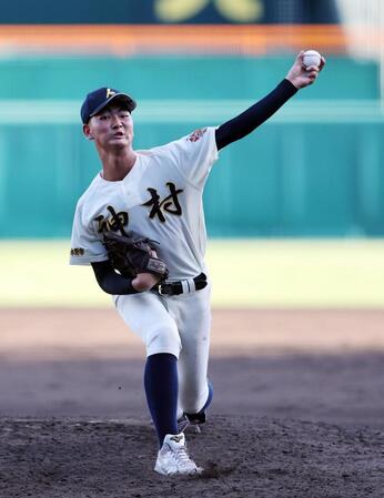 東筑相手に力投する神村学園・松永