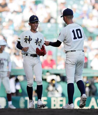 ５回、先発松永（右）に代わってマウンドに上がる神村学園・龍頭