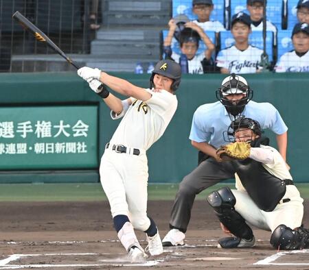 ６回、ソロを放つ神村学園・田中翔大（撮影・高部洋祐）