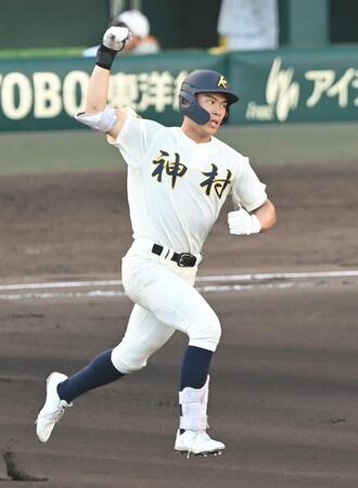 ６回、ソロを放ちガッツポーズを決める神村学園・田中翔大（撮影・高部洋祐）