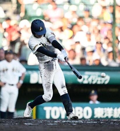 ３回、同点の左前適時打を放つ神村学園・森友