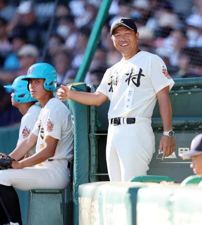 ベンチで笑顔の神村学園・小田監督