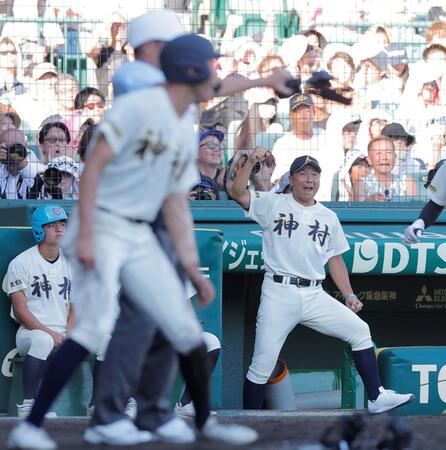 ３回、神村学園・森友樹の同点打を喜ぶ神村学園・小田大介監督（撮影・西田忠信）