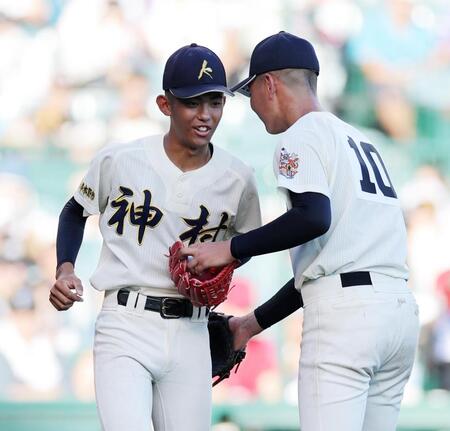 ５回、先発松永（右）に代わってマウンドに上がる神村学園・龍頭