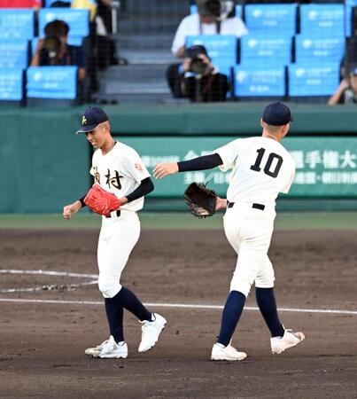 ５回、先発松永（右）に代わってマウンドに上がる神村学園・龍頭