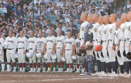 神村学園に敗れ、整列する東筑ナイン（撮影・西田忠信）