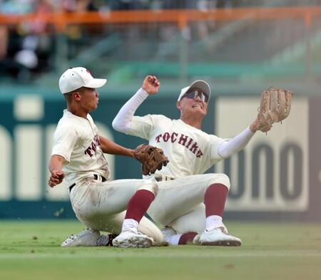 ７回、川本の打球を好捕する右翼手佐藤太（右）