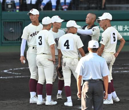 ３回、神村学園に２点目を許し、マウンドに集まる東筑・深町光生（左端）ら東筑ナイン（撮影・高部洋祐）
