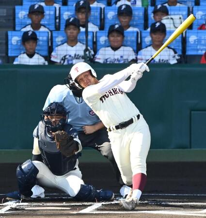 １回、先制ソロを放つ東筑・平山護＝甲子園（撮影・高部洋祐）