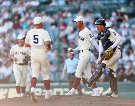 ３回、暴投で追加点を許した深町（右から２人目）のもとへ集まるナイン