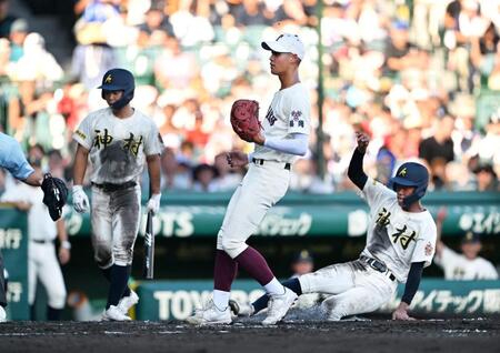 ３回、暴投し追加点を許す東筑・深町（中央）。右は生還する神村学園の三走・森友