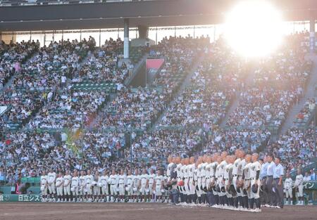 初戦を突破し校歌を歌う神村学園ナイン（撮影・西田忠信）