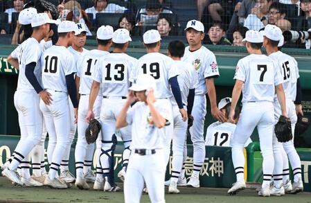 １回終了後、ナインを集める佐野日大・麦倉洋一監督（撮影・高部洋祐）