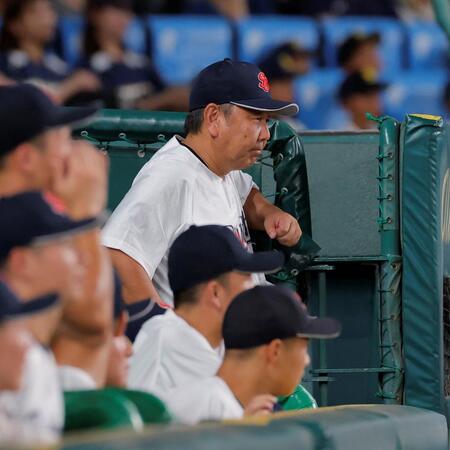 ５回、ベンチから試合を見つめる聖隷クリストファー・田中公隆監督（撮影・西田忠信）
