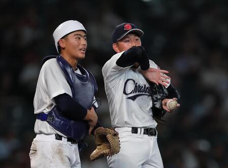 ５回、マウンドで筧（左）と話す聖隷クリストファー・高部