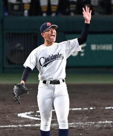 ５回、この試合初の安打を許し、笑顔を見せる聖隷クリストファー・高部陸（撮影・高部洋祐）