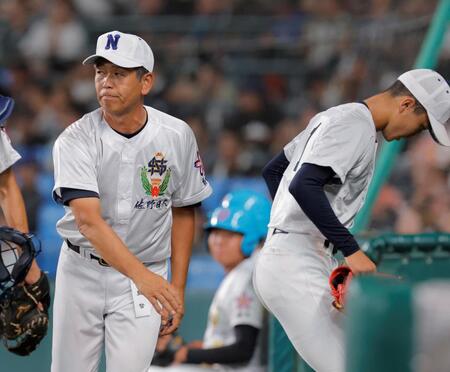 ８回を投げ終えた佐野日大・鈴木有（右）を迎える佐野日大・麦倉洋一監督（撮影・西田忠信）
