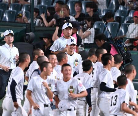 聖隷クリストファーに勝利し、アルプスへ駆け出す佐野日大・麦倉洋一監督（中央奥）らナイン（撮影・高部洋祐）