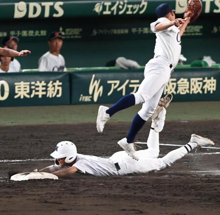 ７回、相手のエラーで出塁する佐野日大・小島颯人（撮影・高部洋祐）