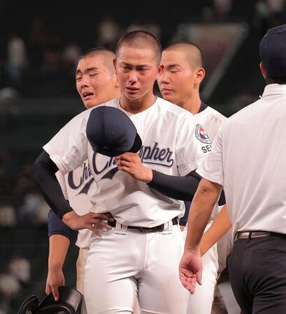 佐野日大に敗れ、涙を浮かべる聖隷クリストファー・高部陸（撮影・西田忠信）