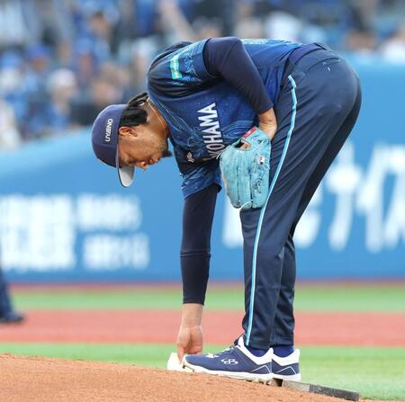 １回、ガルシアに３ランを浴び、下を向くビド（撮影・西岡正）