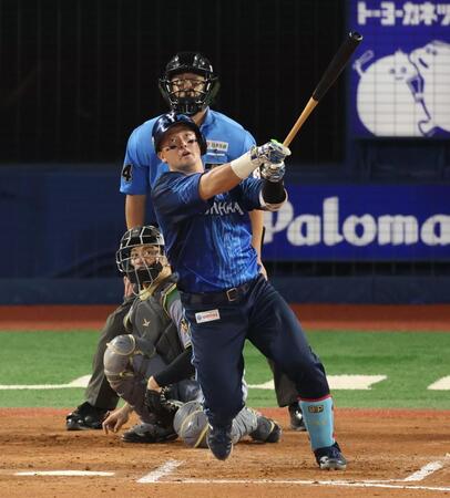 ６回、中越えソロを放つ牧（撮影・金田祐二）