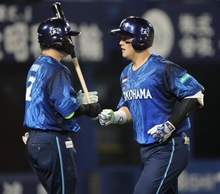 ６回、中越えソロを放ち、生還する牧（右）＝撮影・西岡正