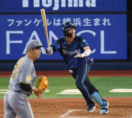 ３回、左前に２点適時打を放つ度会（撮影・金田祐二）
