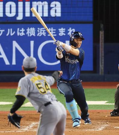 ７回、左前適時打を放つ度会（撮影・金田祐二）