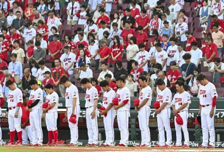 　「ピースナイター」として行う巨人戦を前に、黙とうする広島・新井監督（右端）ら＝マツダ