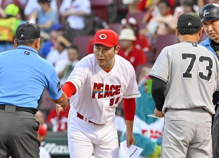 　「ＰＥＡＣＥ」の文字が入った特別ユニホームで試合に臨む広島・新井監督＝マツダ