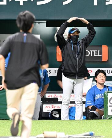 ８回、頭部へ死球を受けた野村の状態を確認する新庄監督