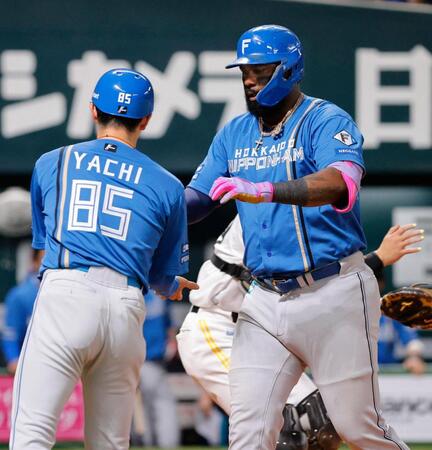６回、２ランを放ちタッチするレイエス