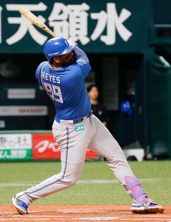 ６回、レイエスが右越えに２ランを放つ