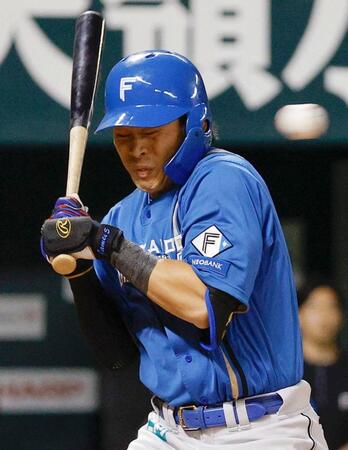 ８回、野村が頭部付近に押し出し死球を受ける