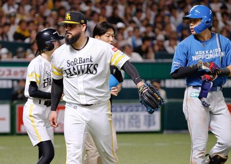 ８回、野村（右）への危険球で退場するオスナ