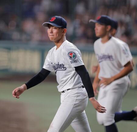 佐野日大に敗れ、整列に向かう聖隷クリストファー・高部陸（撮影・西田忠信）