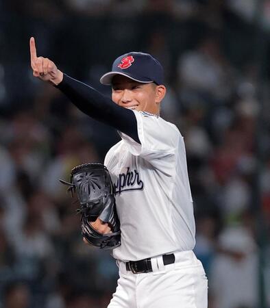 ５回、笑顔でベンチにポーズをする聖隷クリストファー・高部陸（撮影・西田忠信）