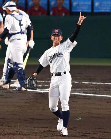 ３回、笑顔でナインに声をかける聖隷クリストファー・高部陸（撮影・高部洋祐）