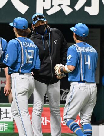 上川畑をタッチで迎える新庄監督
