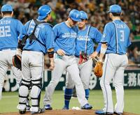 　１回、北山（中央）のもとに集まる日本ハムナイン
