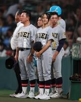 　札幌日大に勝利し、微笑む仙台育英・星よつは学生コーチ兼マネジャー。左は須江監督（撮影・中田匡峻）